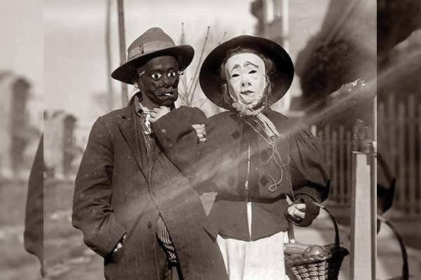 una-pareja-con-mascaras-de-miedo-600x400